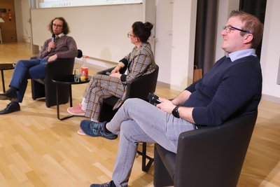 Neben Bürgermeister Martin Seltmann und Autorin Katja Diehl saß auch Prof. Bastian Pfleging (v.l.) von der TU Bergakademie Freiberg mit auf dem Podium.