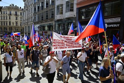Hunderte zogen bei dem Protestmarsch gegen den Sudetendeutschen Tag durch Brno (Brünn).