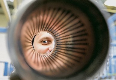 Schnappschuss aus dem Boysen-Werk im Industriegebiet Oberlosa: Lars Thomä schaut durch einen Mittelschalldämpfer.