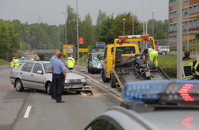 Ein VW stieß am Mittwochabend in Chemnitz mit einem Motorrad zusammen.