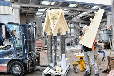 Steinmetzmeister Tobias Neubert fertigte in seiner Werkstatt ein weiteres Modellteil für den Hornbrunnen in Freiberg. 