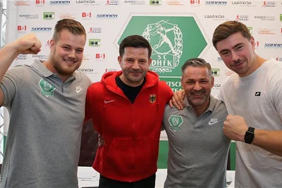 David Storl, Unterstützer und Teammitbegründer Sven Küßig, Trainer Wilko Schaa und Dennis Lewke (von rechts) bei der Präsentation des Kugelstoßteams, welches sich auf die Fahnen geschrieben hat, bei den Olympischen Spielen 2020 in Tokio mit zwei Athleten vertreten zu sein.