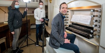 Die ersten Aufnahmen entstanden in der Wehrkirche Großrückerswalde. Kristin Ittershagen und Danny Obst vom Mittelerzgebirgsfernsehen filmten dabei auch Organist Bastian Guthke. 