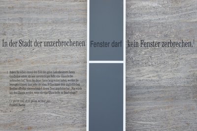 Die Videoarbeiten sind um Schriften ergänzt, die von Steyerl, einer KI und dem französischen Ökonom Frederic Bastiat stammen und sich um zerbrochene Fenster und wirtschaftliche Konsequenzen drehen.