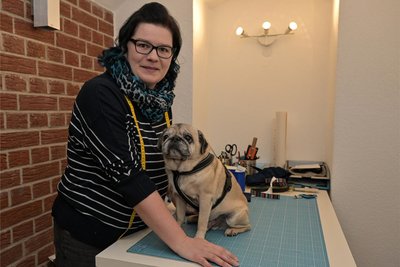 Desiree Held mit Mops Kurt, den sie liebevoll auch „Herr Mops“ nennt: Ohne ihn hätte die Näherei für die Vierbeiner wohl nicht begonnen.