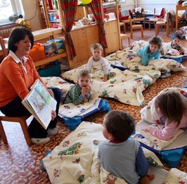
              <p class="artikelinhalt">Viele gespannte Zuhörer: In der Kindertagesstätte "Villa Kunterbunt" in Gelenau liest Erzieherin Karla Domagala ihren Schützlingen - der Gruppe der Drei- und Vierjährigen, eine Einschlafgeschichte vor.  </p>
            