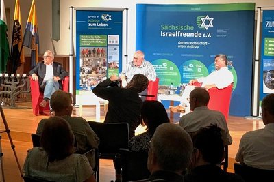 Diskutanten in Reichenbach: Ex-Strauß-Referent Godel Rosenberg, Moderator Wilfried Gotter und Journalist Roland Tichy (v.l.). 