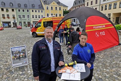 Wehrleiter Mike Wunderlich (links) und der stellvertretende Kreisbrandmeister Thomas Welter am Infostand.