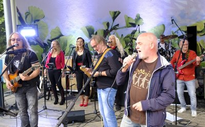 Supernova beim Konzert im Stadtpark Reichenbach. Vorn, von links: Andreas Gemeinhardt, Pieter Müller (beide Gitarre) und Ex-Frontmann Jürgen "Birne" Wolf. Hinten die Sängerinnen Lydia Groth, Nadine Kapitän und Mercedes Paulus, Uli Wagelöhner (Schlagzeug), Gerd Fäsel (Bass). Nicht im Bild Keyboarder Jens Badstübner. 
