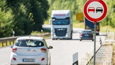 Auf der B 174 zwischen Marienberg und Reitzenhain darf derzeit nicht überholt werden. Grund hierfür sind Schäden an der Mittelnaht. 