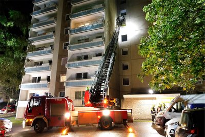 Gegen 23 Uhr wurde die Feuerwehr alarmiert, die mit der Drehleiter anrückte.