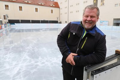 Ein Mann und sein Werk: Eismeister Michael „Blecki" Bleck freut sich auf die Eislaufsaison im Schlosshof von Freiberg.