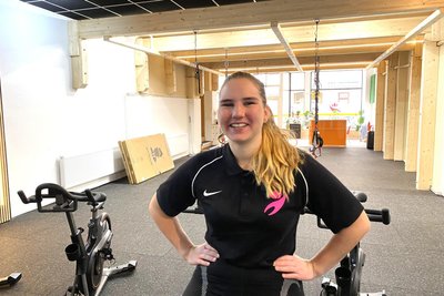 Blick von der Spinning-Zone zur Holzkonstruktion für die weit und breit einzigartige Bungee-Fitness.