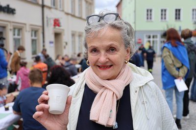 Künstlerin Uli Aigner hatte für das Makerfestival einen Becher mit dem Stadtwappen von Lößnitz kreiert.