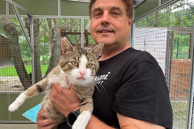Thomas Weigel vom Tierheim Freiberg mit dem fünfjährigen Harald. Dem Kater fehlt ein Bein.