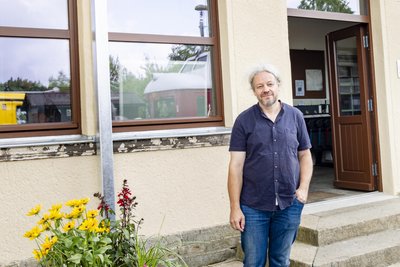 Eckart Sauter, der Geschäftsführer des neuen Betreibers der Eisenbahnstrecke Adorf-Zwotental, will die Strecke bis August befahrbar machen.