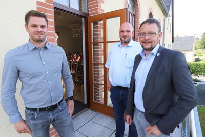 Florian Zeidler, Daniel Karl und Rolf Weigand (v.l.) unterrichteten die Bürger von Hohentanne über die Ergebnisse der Brückenprüfung.