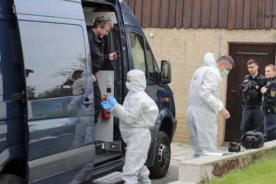 Kriminalisten sicherten am Montag Spuren am Tatort an der Hartensteiner Straße im Stollberger Ortsteil Raum.