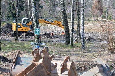 Mitarbeiter des Kampfmittelbeseitigungsdienstes räumen am Waldbad noch auf, bevor die Renaturierung beginnen kann. 