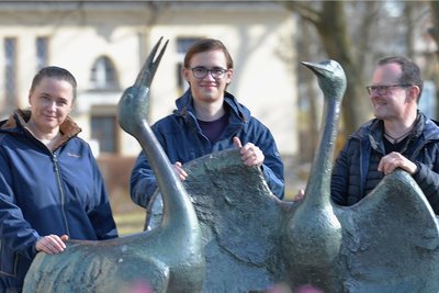 Vita Horov und ihr Sohn Yevhenii werden von Janek Schumann (r.) - hier im Park der Generationen - auch bei Behördengängen begleitet. 