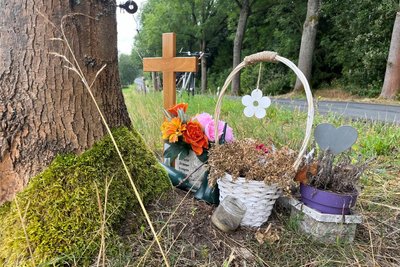 An der Unfallstelle an der Straße Münzbachtal zwischen Freiberg und Großschirma wird nach wie vor an das tragische Geschehen vom 30. Januar 2023 erinnert.