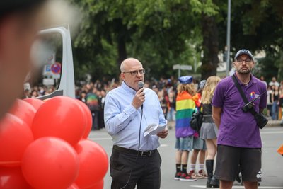 Oberbürgermeister Sven Schulze sprach ein Grußwort zum CSD. Die Regenbogenflagge möchte er aber nicht am Rathaus hissen. Dafür wurde er von einer Gruppe ausgebuht.