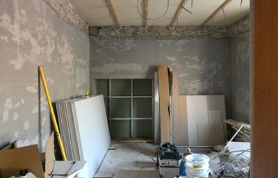 In den Räumen des Erdgeschosses sieht es noch sehr nach einer Baustelle aus. Hier soll die Bibliothek künftig ihr Domizil erhalten und dann barrierefrei zugänglich sein.