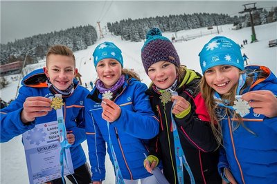 Die alpinen Skiläufer vom TSV Pobershau Lennard Seerig, Luise Seubert, Mia Walther und Marie Franke (v. l.) freuen sich über ihre Schneekristall-Medaillen.