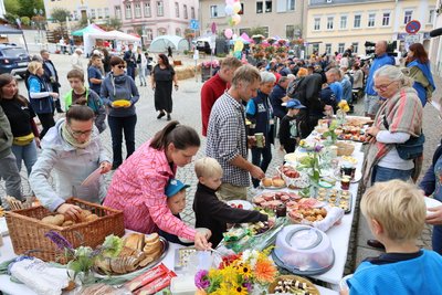 Mit einem gemeinsamen Frühstück wurde das Makerfestival auf dem Markt in Lößnitz eröffnet.