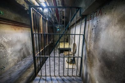 Auch eine Gefängniszelle - eine Station der Drogenkarriere - gehört zur Ausstattung des Zugs.