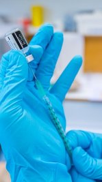 Die Impfung gegen Corona gehört in den Hausarztpraxen der Region inzwischen zum täglichen Geschäft. Allerdings kritisieren Ärzte den damit verbundenen bürokratischen Aufwand. 