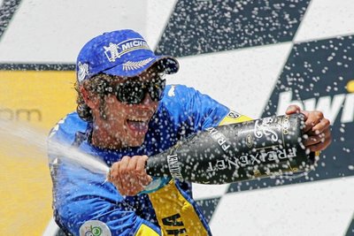 Valentino Rossi jubelt 2006 im Trikot des italienischen Fußball-Weltmeisters Marco Materazzi über seinen Sieg.