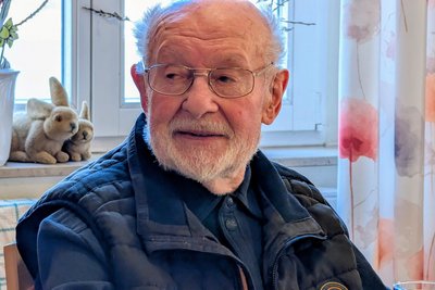 Klaus Braune hat das Skatspiel in die Tagespflege der Volkssolidarität in Freiberg mitgebracht.