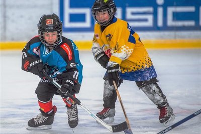 Henry Schuster (l.) aus Johnsdorf beim Eishockey im Duell mit dem Chemnitzer Friedrich Reiß (Team Sachsen).