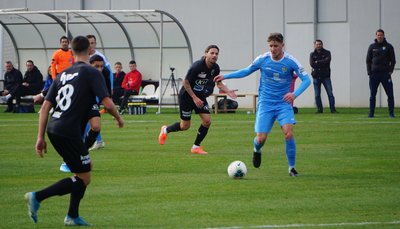 Tim Campulka (blaues Trikot) traf zum 1:1 gegen den FC Aarau.