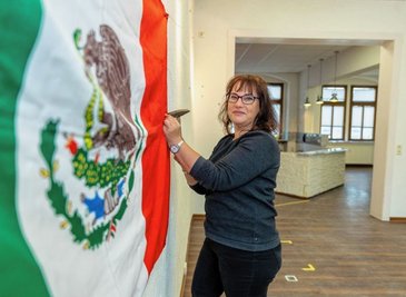 Die mexikanische Fahne hat Reina Thümer schon mal griffbereit als Deko für ihr Café Maya. Bis zur Eröffnung im Mai muss dort noch viel umgebaut werden.