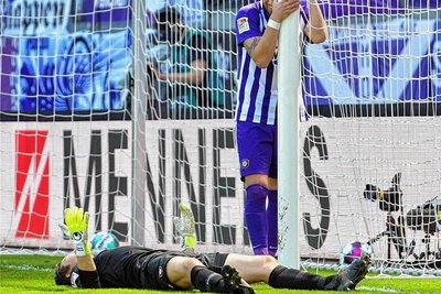 Sportfotos des Jahres 2021: Die Auer Martin Männel (am Boden) und Pascal Testroet können das 3:8 gegen Paderborn nicht fassen. 
