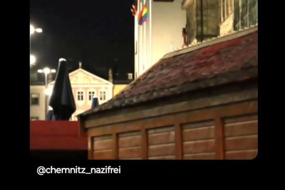 In der Nacht vor dem CSD hat eine Gruppe von Personen unerlaubt die Regenbogenfahne am Rathaus gehisst. Das „Bündnis Chemnitz nazifrei“ hat Fotos davon auf Instagramm geteilt.