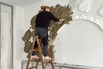 Selbst ist die Frau. Sarah Schreiter beim Bau der Felsenwand auf der Meditationsebene.