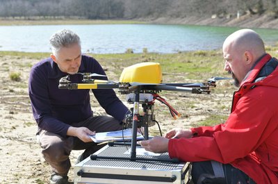 Andreas Kuhnert und André Leonhardt  von der Firma GeeNi aus Brand- Erbisdorf beim Vorbereiten einer Drohne fÃ¼r Vermessungs und Fotoaufnahmen.