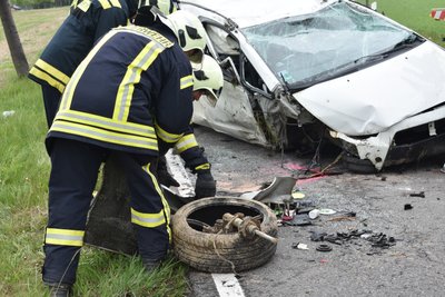 Bei dem Unfall wurde unter anderem das rechte Vorderrad des Wagens abgetrennt.