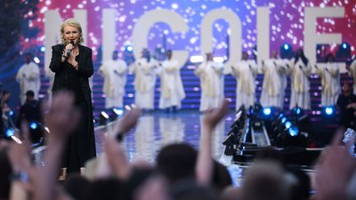 "Das große Schlagercomeback" - Live-Show aus Leipzig - Das Erste. Schlagersängerin Nicole singt auf der Bühne.