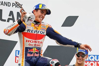 2021: Marc Marquez hüpft vor Freude aufs Podest, nur kein Fan sieht es live.
