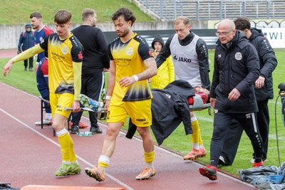 VFC-Torhüter Karl Pischon musste in der Nachspielzeit nach einem Foul verletzt vom Platz getragen werden.