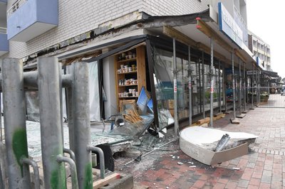 Im Zentrum von Westerland (Sylt) war am Montagabend das Beton-Vordach eines Mehrfamilienhauses mit Geschäften auf den Bürgersteig gestürzt. 