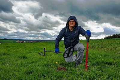 Der Schneeberger Ronny Schott, unterwegs mit einem Metalldetektor und Spaten. So wie andere joggen oder wandern, sondelt der 44-Jährige, wie es in der Szene heißt. 