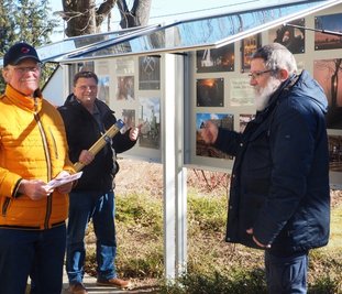 Reinhard Lisk (von links), Jürgen Schreiber und Volker Neuhäuser vom Fotoclub 78 bei der ersten "Bestückung" der neuen Schaukästen am Bürgerhaus Berthelsdorf. Hier gibt es ab sofort montane Objekte aus der Sicht der Fotofreunde zu sehen. 
