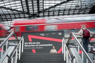 Neben Sicherheitsmaßnahmen sollen Plakate in Bahnhöfen und Bahnen für weniger Gewalt sorgen. 