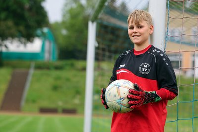 Emilio Nagel steht bei den D-Junioren des Meeraner SV zwischen den Pfosten.