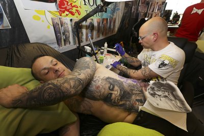 Micha lässt sich von Marcel Rabe, dem Inhaber des Studios Colour your Life in Plauen, ein weiteres Tattoo stechen.